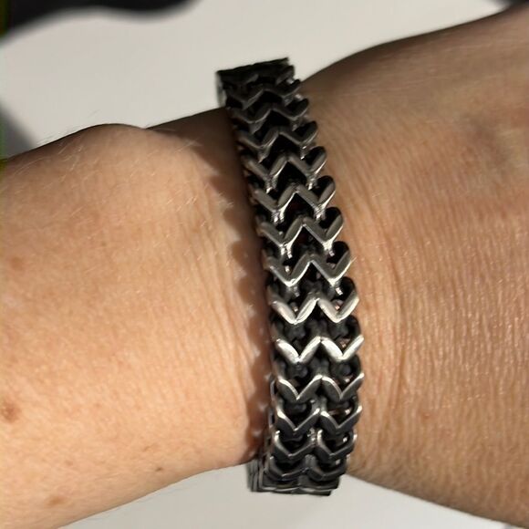 Dark Silver Tone Metal Bracelet with Magnetic Closure - Picture 1 of 11